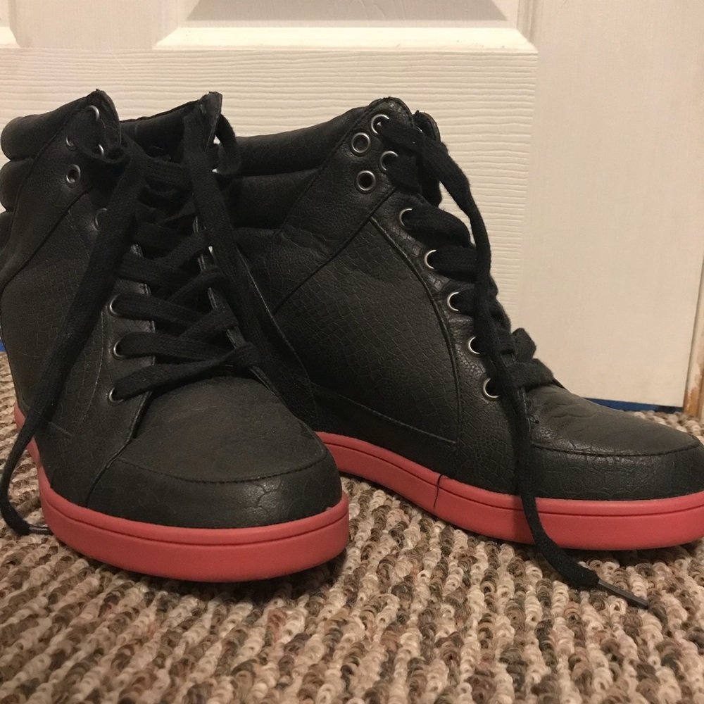Heeled tennis shoe